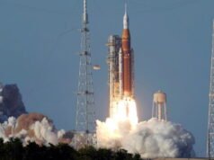 Ruang angkasa. Berhasil lepas landas untuk misi Artemis 2, dalam perjalanan ke Bulan