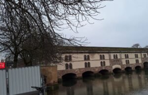 Strasbourg. Pengerjaan bendungan Vauban: lorong dan toilet umum kadang-kadang ditutup