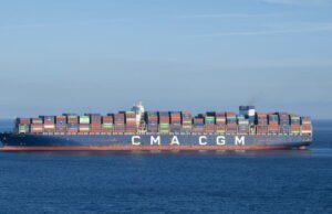 Perang Langsung di Timur Tengah. Sebuah kapal kontainer dari grup Perancis CMA CGM melewati Selat Hormuz