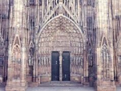 menerangi timpani portal barat katedral