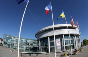 Kebijakan. Anggota parlemen memilih untuk meninggalkan Alsace dari Grand Est namun jalan legislatif masih panjang