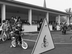 Cerita dari tahun 1976. 50 tahun yang lalu di Strasbourg, gedung pengadilan sedang dibangun dan pejalan kaki