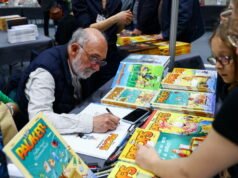 tur berpemandu dalam gambar di lorong Forum Buku