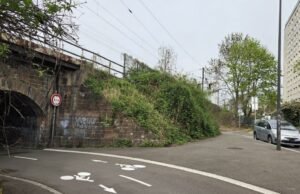 tiga orang muda didakwa dan dipenjarakan