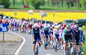 Bersepeda. Masih belum ada jalan keluar saat Anda mendekati jalan berbatu pertama: ikuti Paris-Roubaix edisi ke-123