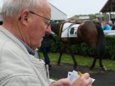 Wissemburg. Turfing, atau seni bertaruh pada kuda yang tepat di arena pacuan kuda Hardt