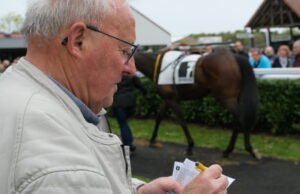 Wissemburg. Turfing, atau seni bertaruh pada kuda yang tepat di arena pacuan kuda Hardt