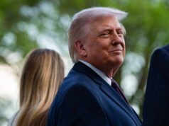 Donald Trump membahas pembicaraan baru dengan Iran