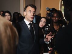 Macron ingin menciptakan “hari tanpa koneksi” bagi kaum muda