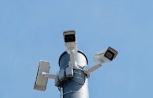 Swiss. Mengapa mobil asing difilmkan di perbatasan?