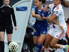 Sepak bola. Para wanita dari Racing Club de Strasbourg ingin meraih tiga poin di Fleury