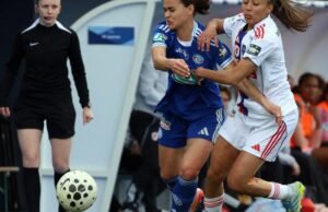 Sepak bola. Para wanita dari Racing Club de Strasbourg ingin meraih tiga poin di Fleury