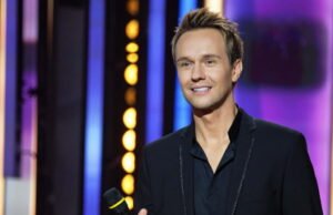 Televisi. Cyril Féraud menjadi pembawa acara baru “Fort Boyard”, “impian masa kecilnya”