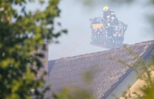 Mommenheim. Perusahaan ubin RCBC terbakar, api dipadamkan oleh petugas pemadam kebakaran