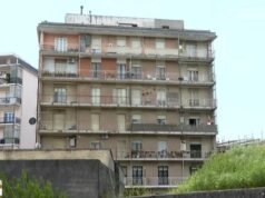 Italia. Seorang ibu melemparkan dirinya dari balkon bersama ketiga anaknya, hanya seorang gadis kecil yang selamat