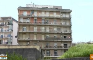 Italia. Seorang ibu melemparkan dirinya dari balkon bersama ketiga anaknya, hanya seorang gadis kecil yang selamat