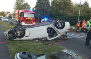 sebuah mobil di atap, dua penumpangnya keluar