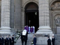 Hilangnya. Pemakaman Nathalie Baye: peti mati putih, seperti milik Johnny, “cinta dalam hidupnya”