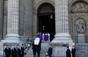 Hilangnya. Pemakaman Nathalie Baye: peti mati putih, seperti milik Johnny, “cinta dalam hidupnya”