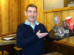 Rhone. Ia menjual nampan “ajaib” yang membatasi risiko jatuhnya gelas di kafe dan restoran