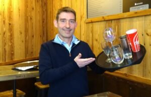 Rhone. Ia menjual nampan “ajaib” yang membatasi risiko jatuhnya gelas di kafe dan restoran