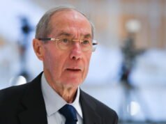 Menghadapi pernyataan Nicolas Sarkozy, Claude Guéant melakukan serangan balik