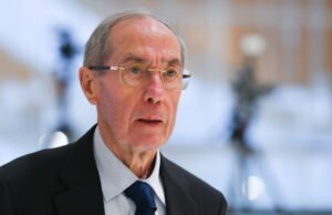 Menghadapi pernyataan Nicolas Sarkozy, Claude Guéant melakukan serangan balik