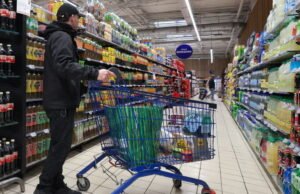 mengapa kita akan segera membayar lebih untuk belanjaan kita