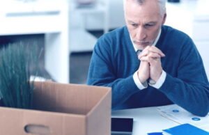 Diturunkan kemudian dipecat setelah 30 tahun, Bertrand yakin dia adalah korban diskriminasi karena usianya