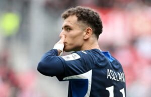 Striker Bundesliga mengabaikan spekulasi masa depan di tengah minat Barcelona – ‘Semua orang hanya bicara dan bicara’