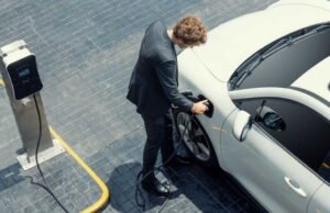 Mobil listrik: pemerintah ingin meningkatkan jumlah stasiun pengisian daya di jalan raya sebanyak lima kali lipat pada tahun 2035