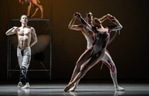 Di Monaco, koreografi miniatur untuk persepsi visual dan suara